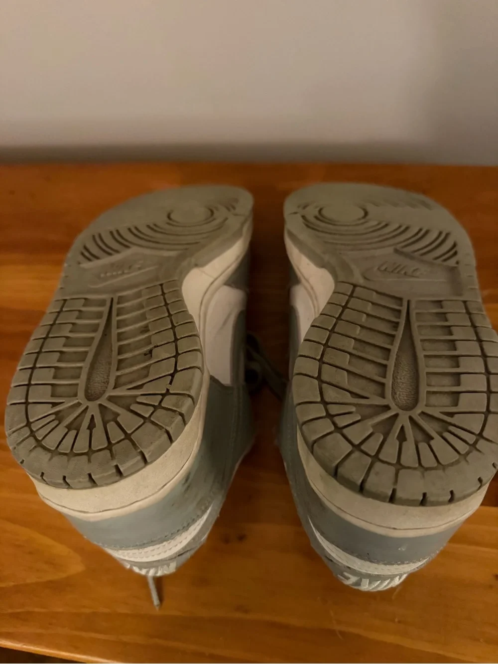 Nike Kids Low-Top Sneakers in White and Light Gray